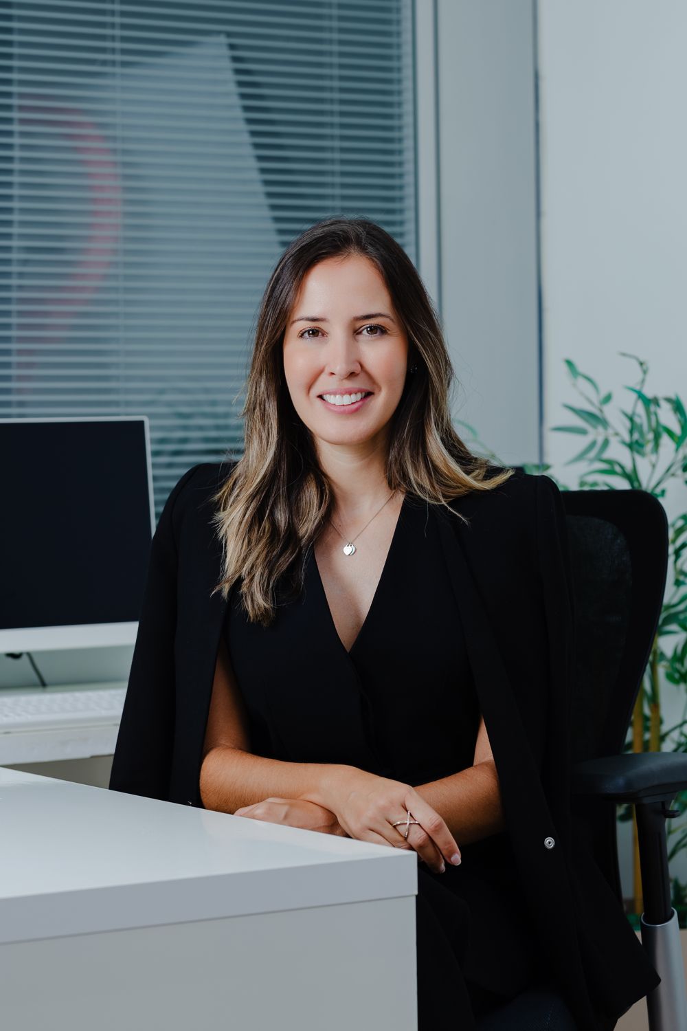 Aline Vidanes em seu escritório